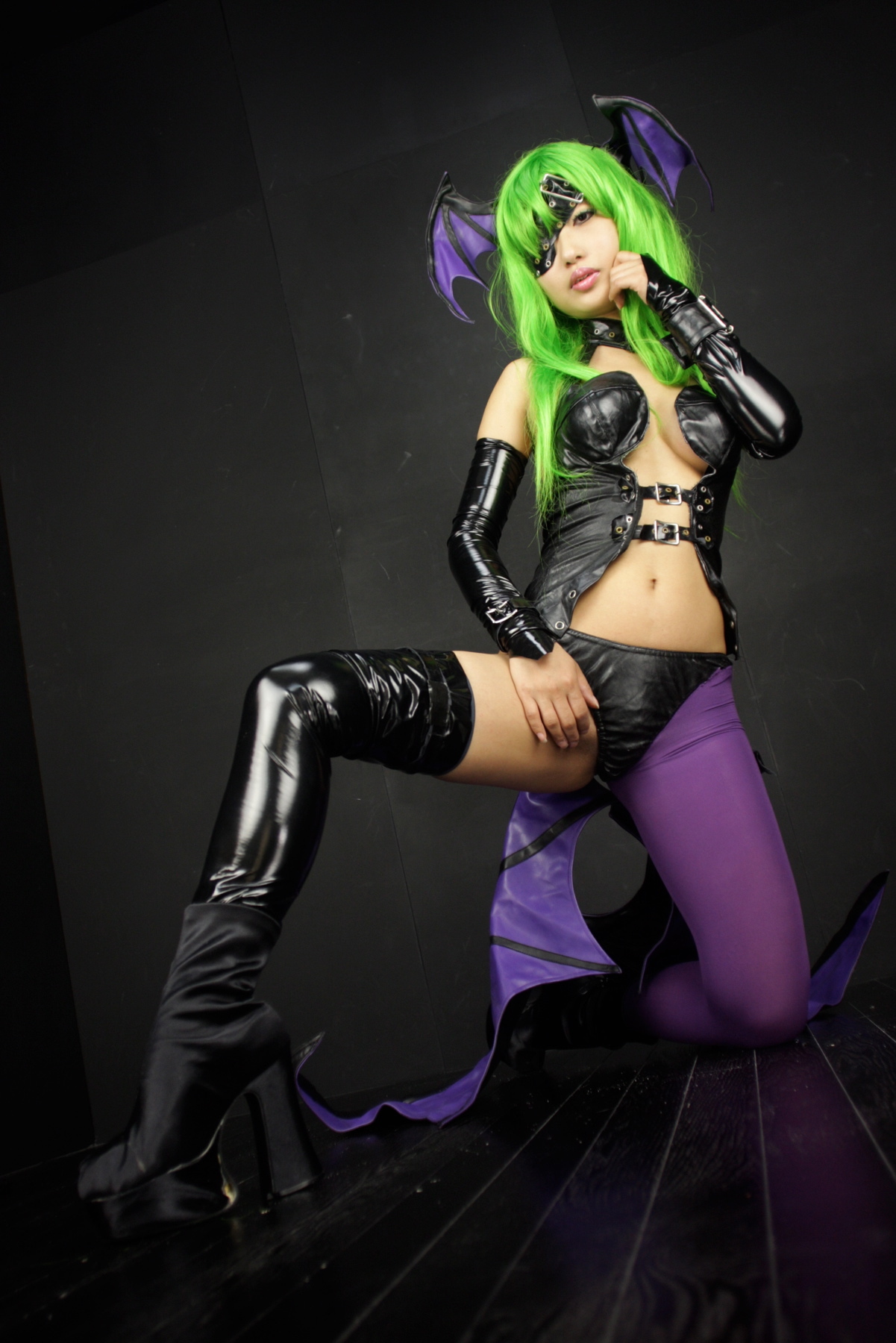 [Cosplay]  Darkstalkers  Morrigan with great body in latex